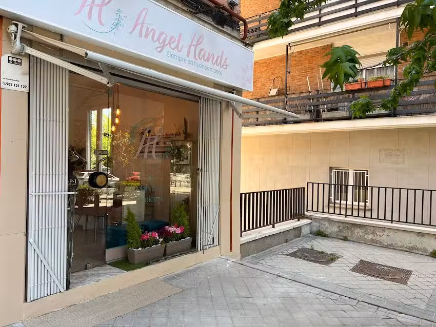 Angel Hands: manicura y pedicura OPI