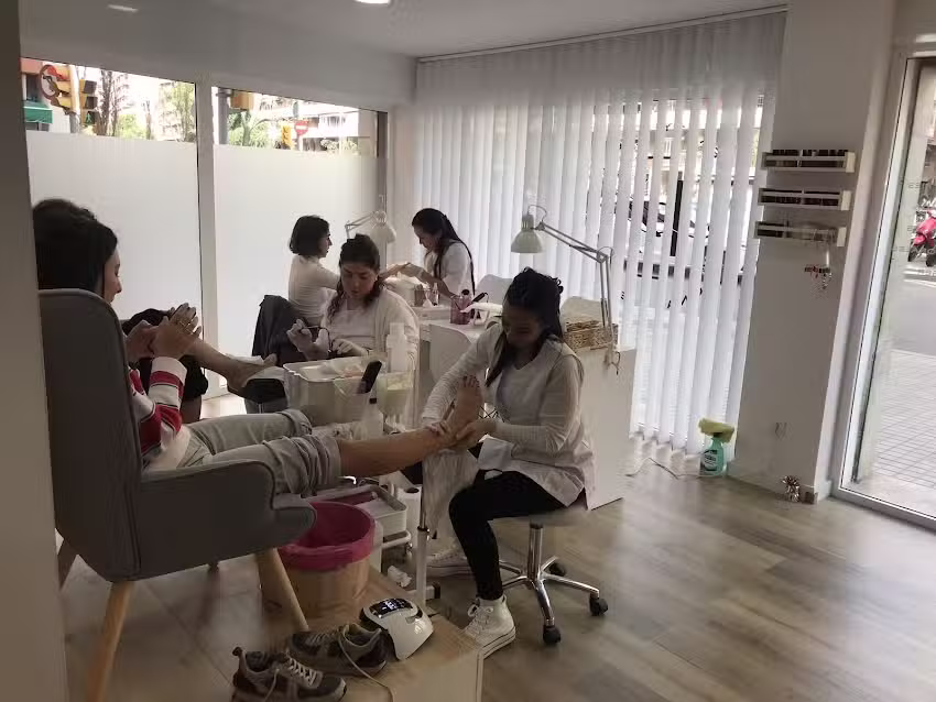 ANNA HERNANDEZ &ndash; BEAUTY SALON