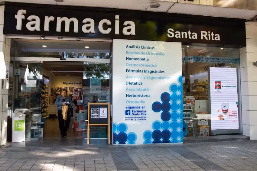 Farmacia Santa Rita / Francisco Clemente