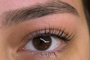 Gabriela Teneppe, Especialista en Cejas