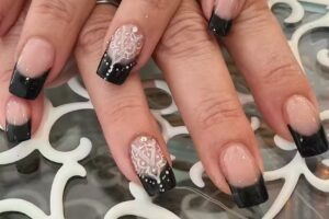 Gloss u&ntilde;as esculpidas y peluquer&iacute;a