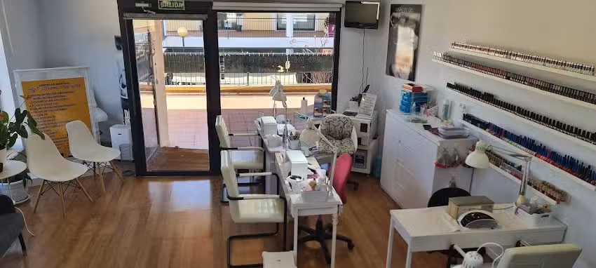 Hay Mirame las U&ntilde;as