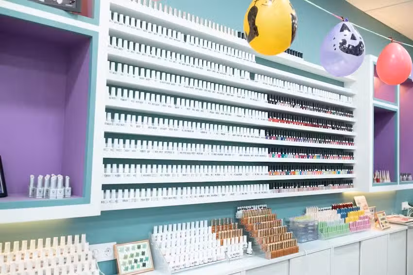 Momoda | Peluquer&iacute;a & Manicura