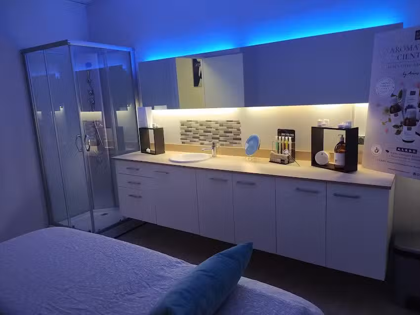 Noite centro de bienestar by Esther Calder&oacute;