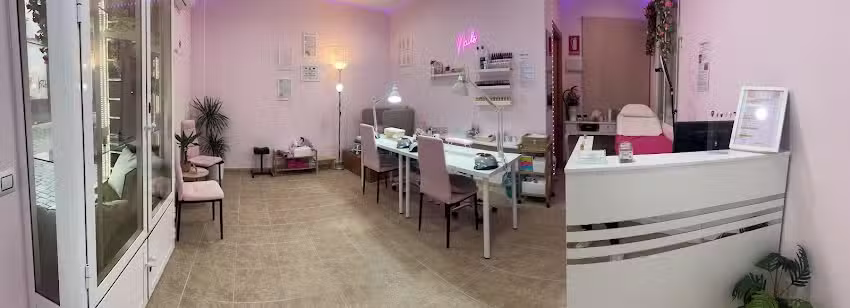 Stay Chic Beauty Nails