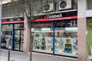 TINTS PELS P&Egrave;LS /TOT CABELL /M I Roca Perruquers S L