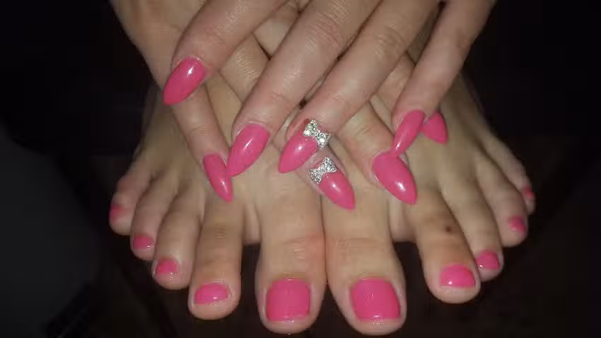 U&ntilde;as de Porcelana Oana Neacsu