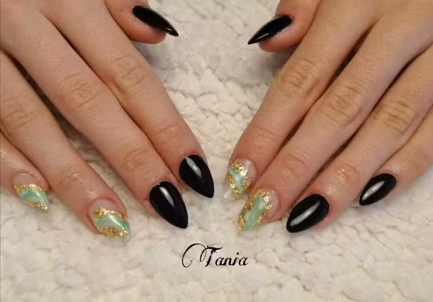 U&ntilde;as Tania